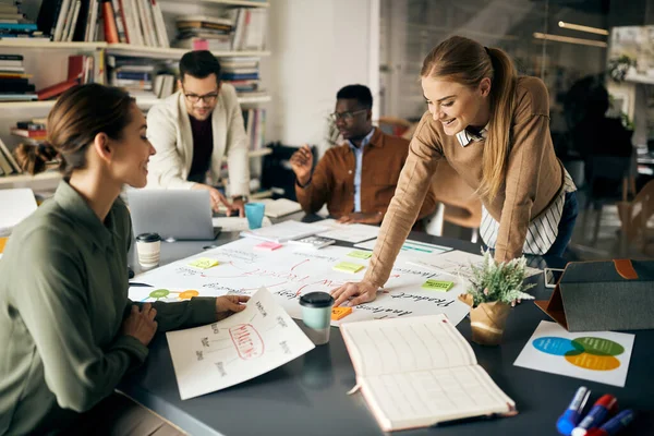 Osoba odnajdująca spokój w chaosie